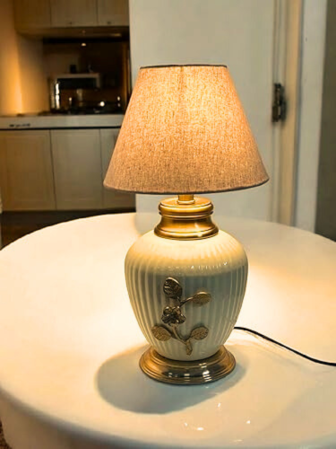 White Ivory Apple Table Lamp for Living Room, Home Decoration.Elegant Vintage Style Lamp. Size: 48X26 CM